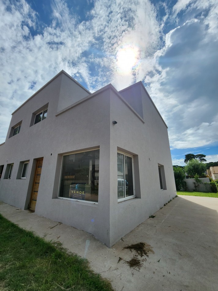  Casa a estrenar en barrio cooperativa 'Casa Propia'. Amplia, luminosa y llena de comodidades.