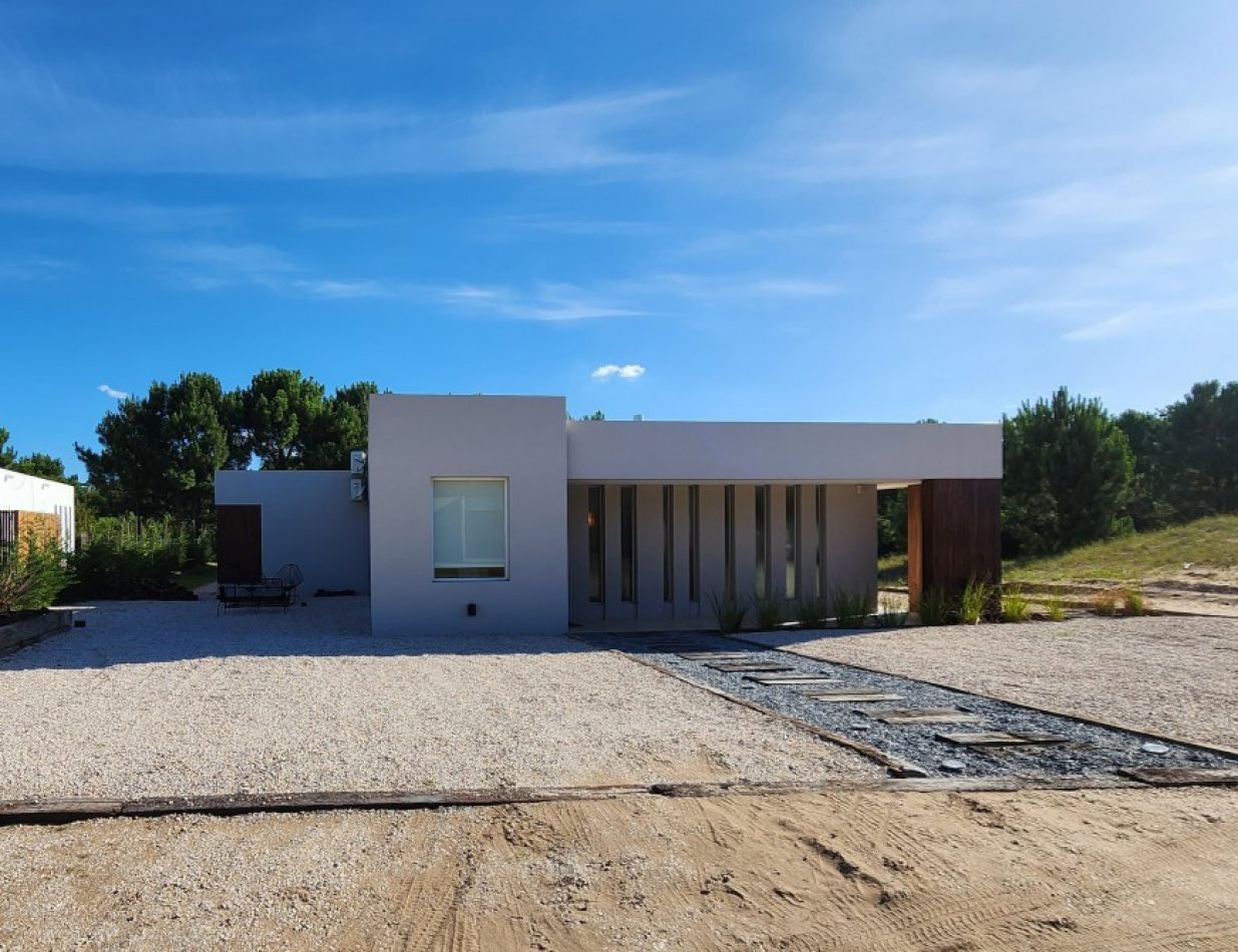 Casa de 3 Dormitorios en Costa Esmeralda Barrio Ecuestre