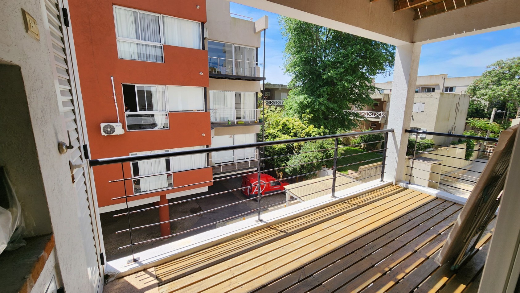 Departamento con balcon y parrilla en pleno centro de Pinamar.