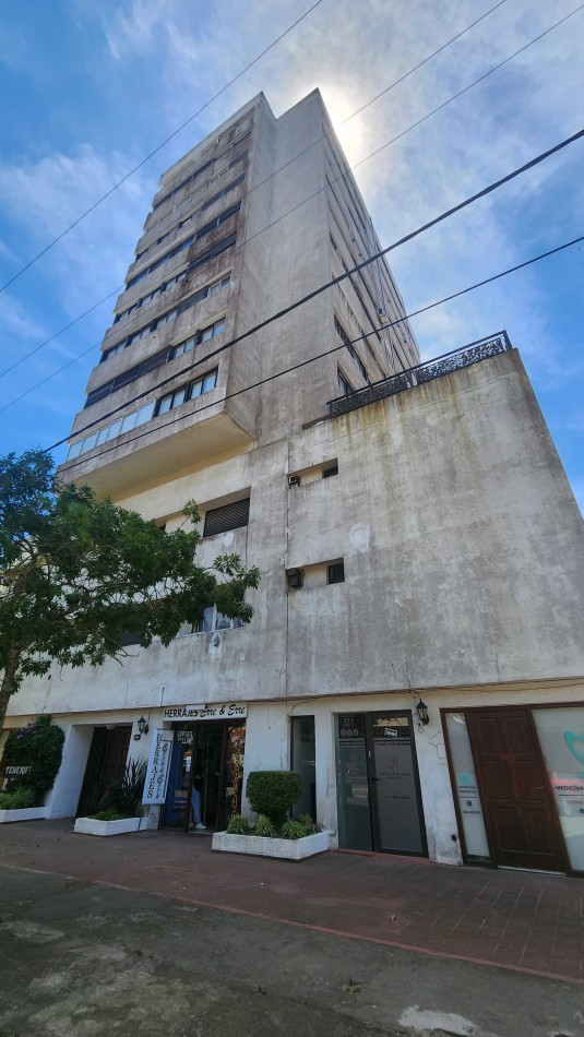 Departamento de 2 Ambientes Refaccionado  en Edificio Tenerife