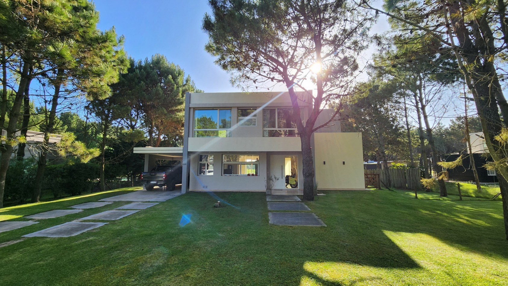 Casa de 4 Dormitorios - Sobre la Cancha de Polo en La Herradura, Pinamar.