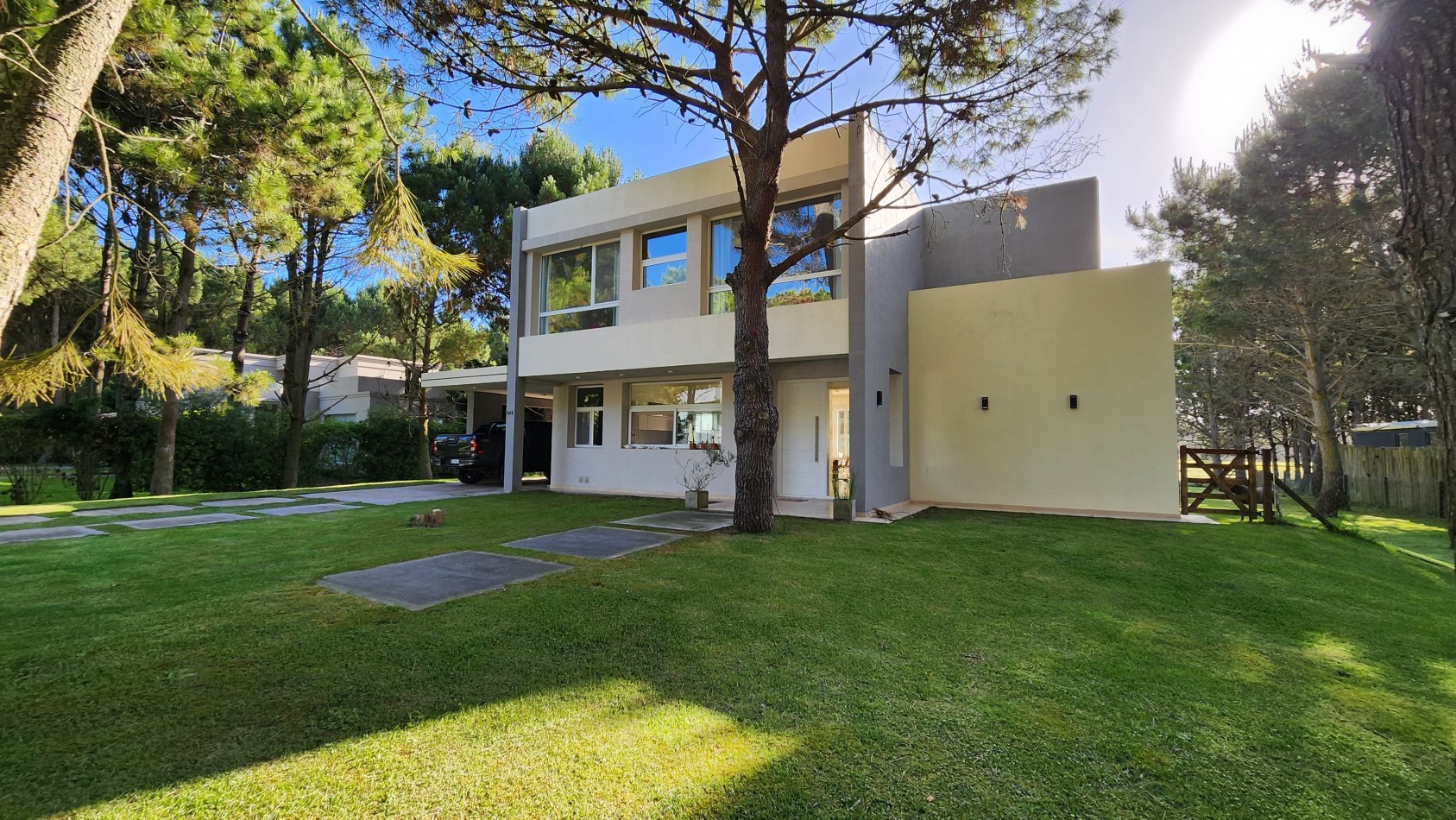 Casa de 4 Dormitorios - Sobre la Cancha de Polo en La Herradura, Pinamar.