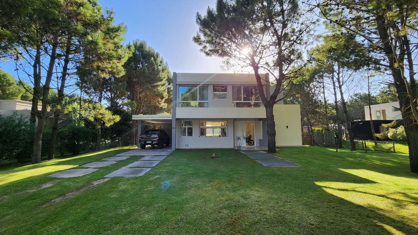 Casa de 4 Dormitorios - Sobre la Cancha de Polo en La Herradura, Pinamar.