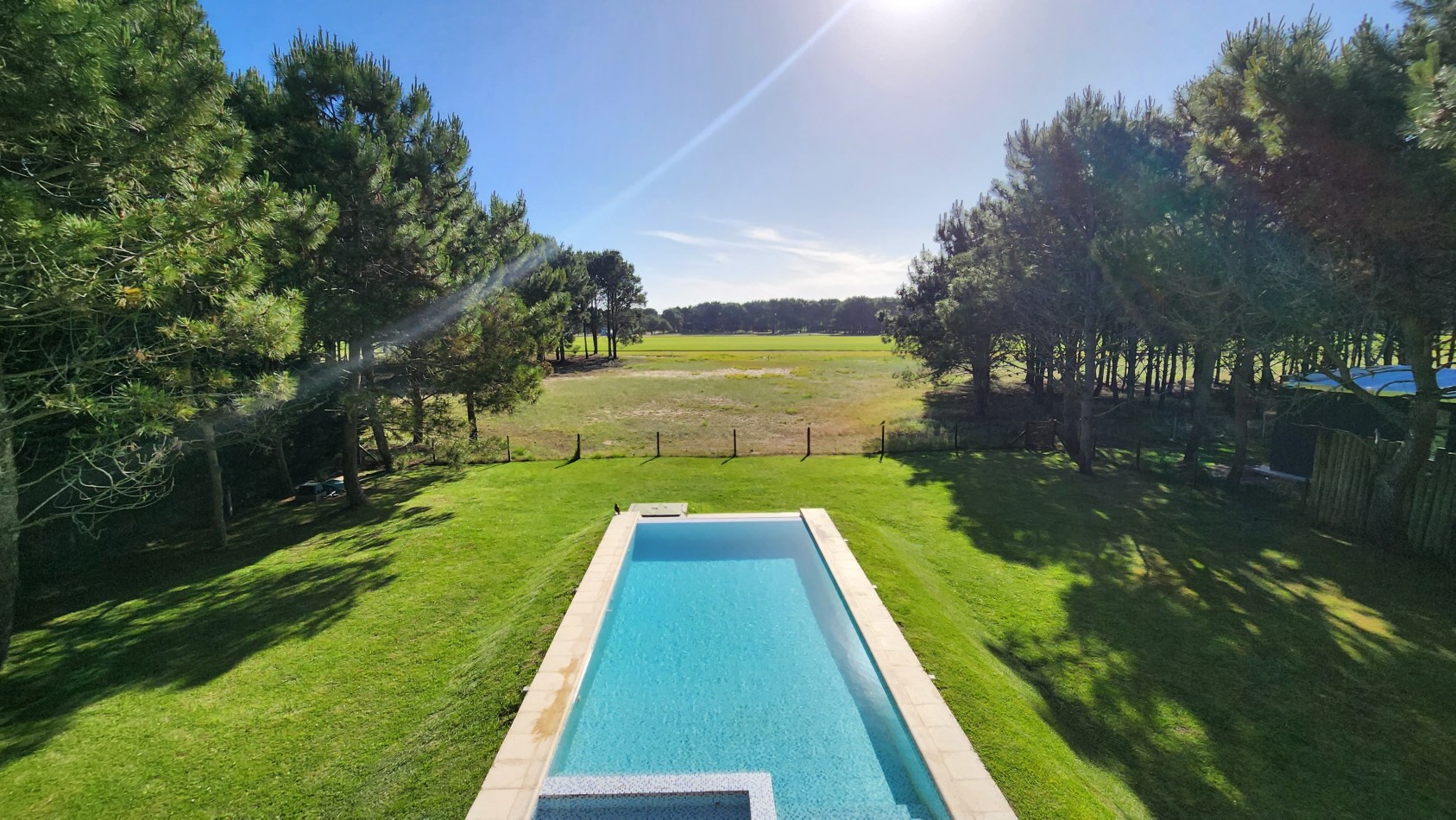 Casa de 4 Dormitorios - Sobre la Cancha de Polo en La Herradura, Pinamar.