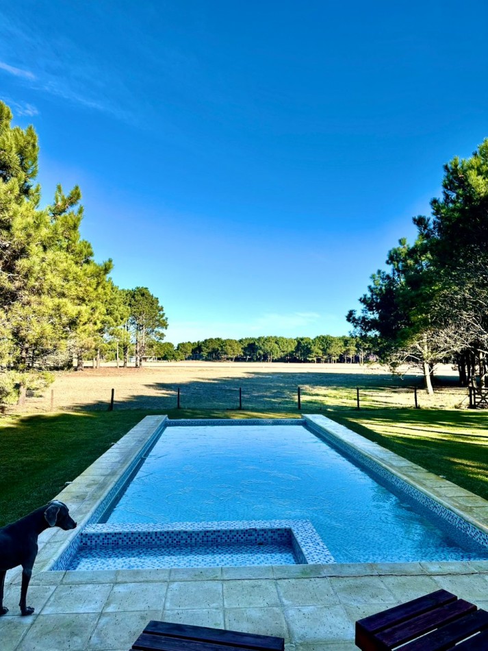 Casa de 4 Dormitorios - Sobre la Cancha de Polo en La Herradura, Pinamar.