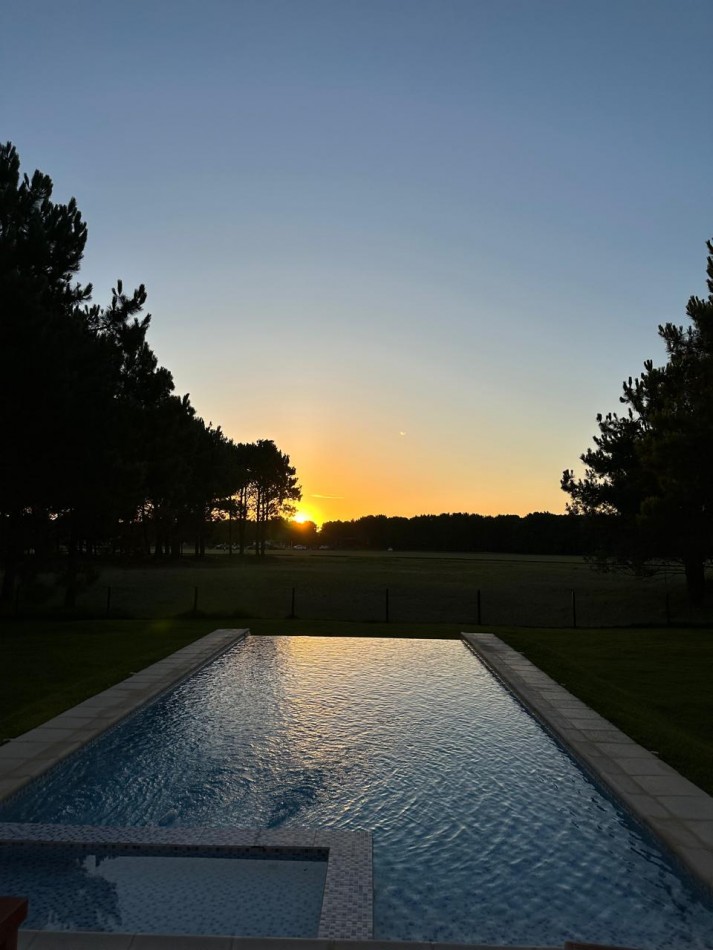 Casa de 4 Dormitorios - Sobre la Cancha de Polo en La Herradura, Pinamar.