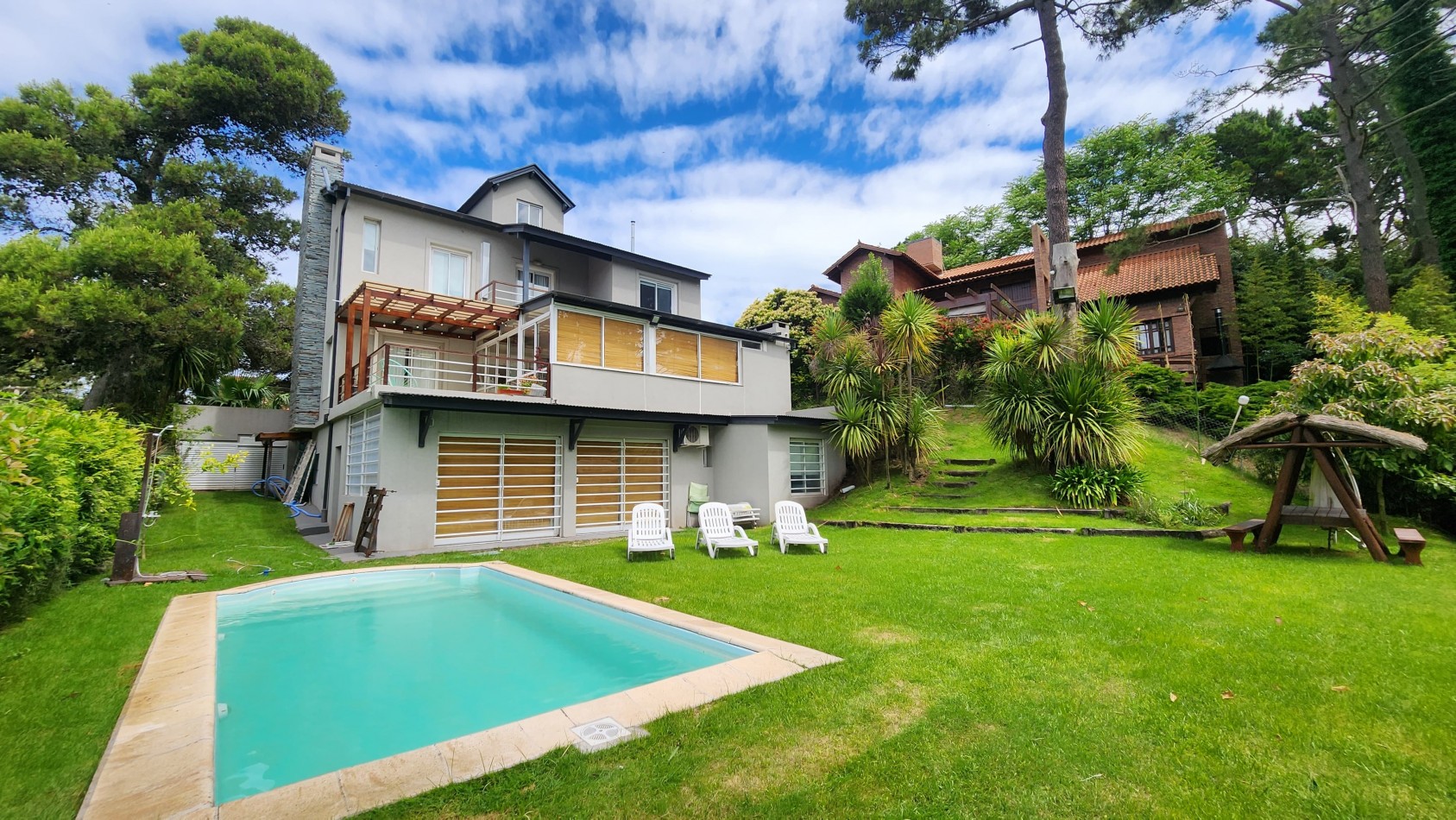 Casa de 4 plantas con vista al Golf y Piscina Climatizada.