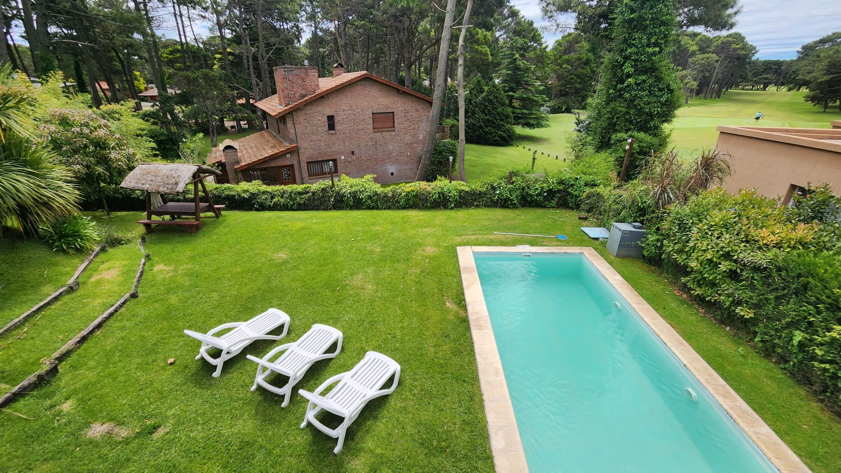 Casa de 4 plantas con vista al Golf y Piscina Climatizada.