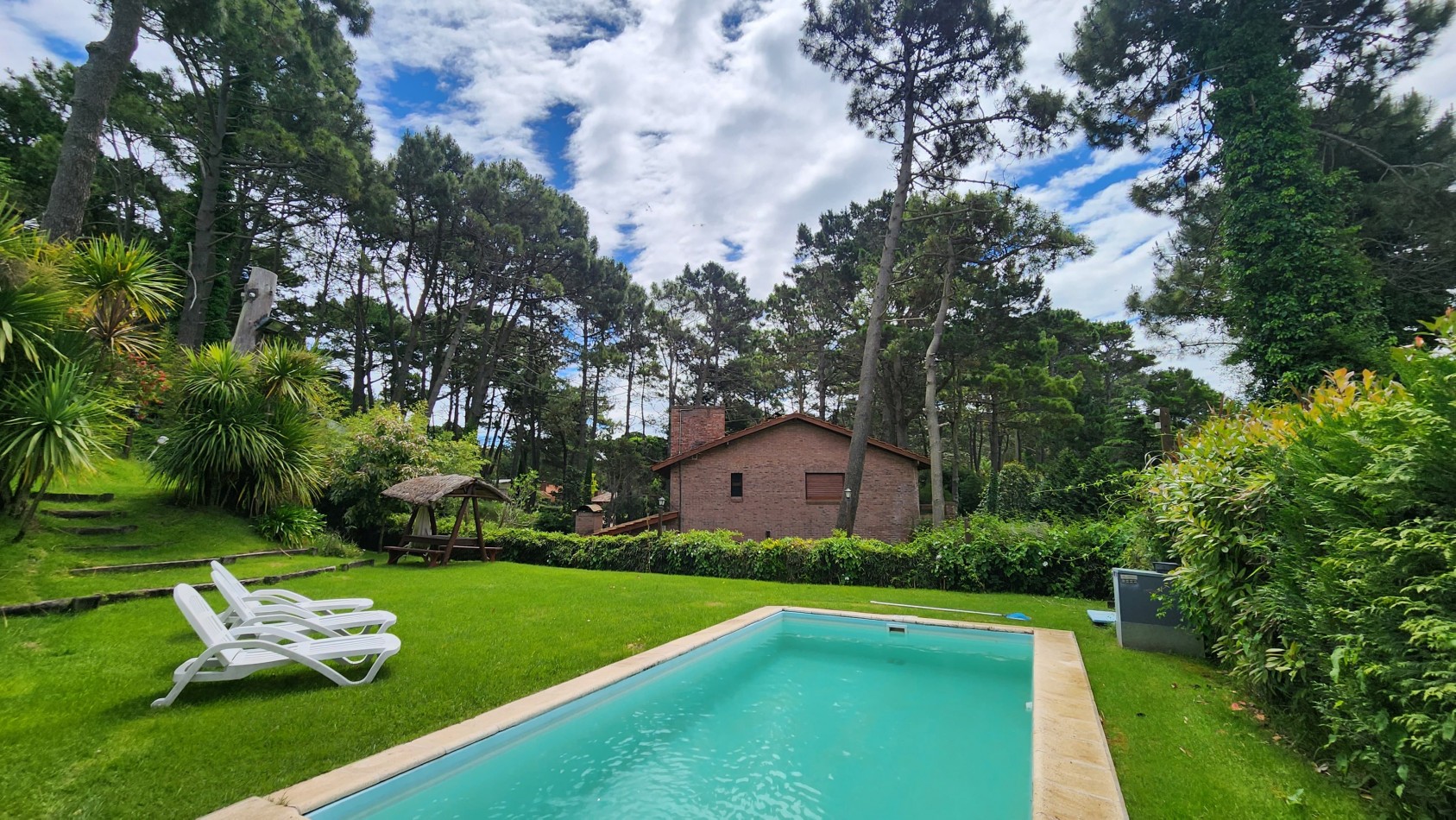 Casa de 4 plantas con vista al Golf y Piscina Climatizada.