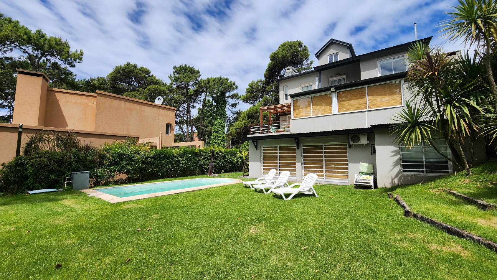 Casa de 4 plantas con vista al Golf y Piscina Climatizada.