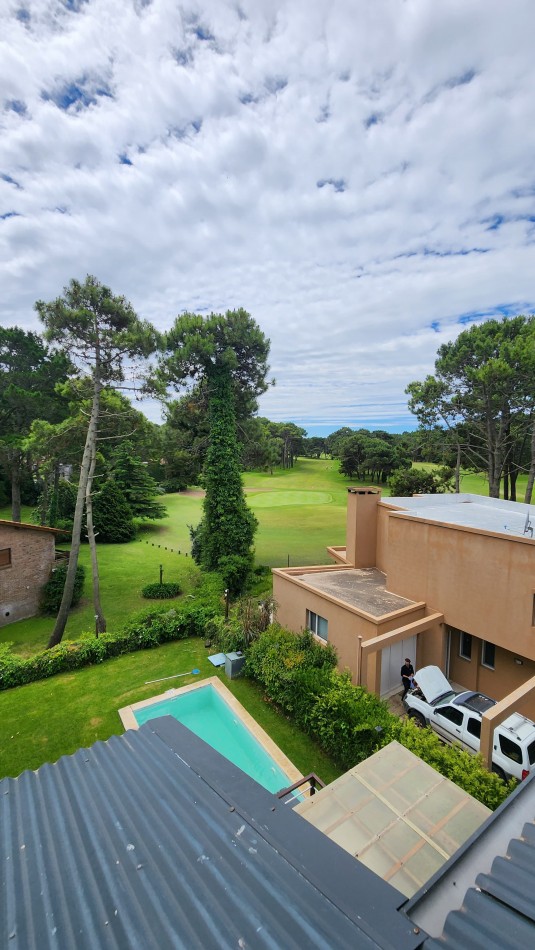 Casa de 4 plantas con vista al Golf y Piscina Climatizada.