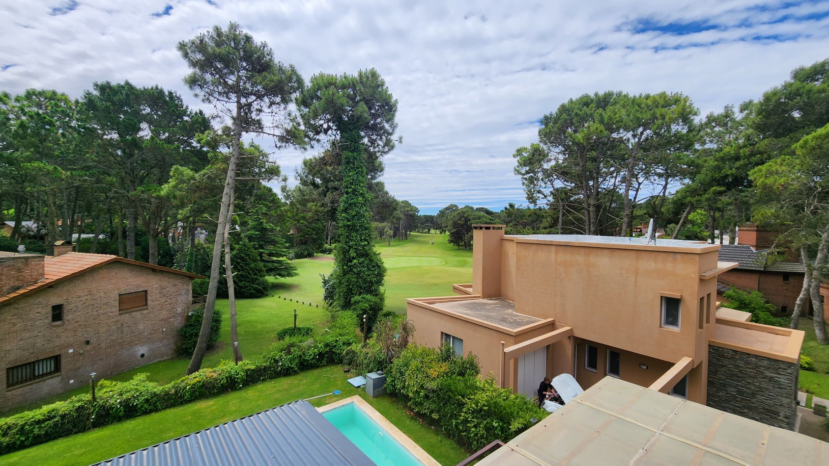 Casa de 4 plantas con vista al Golf y Piscina Climatizada.