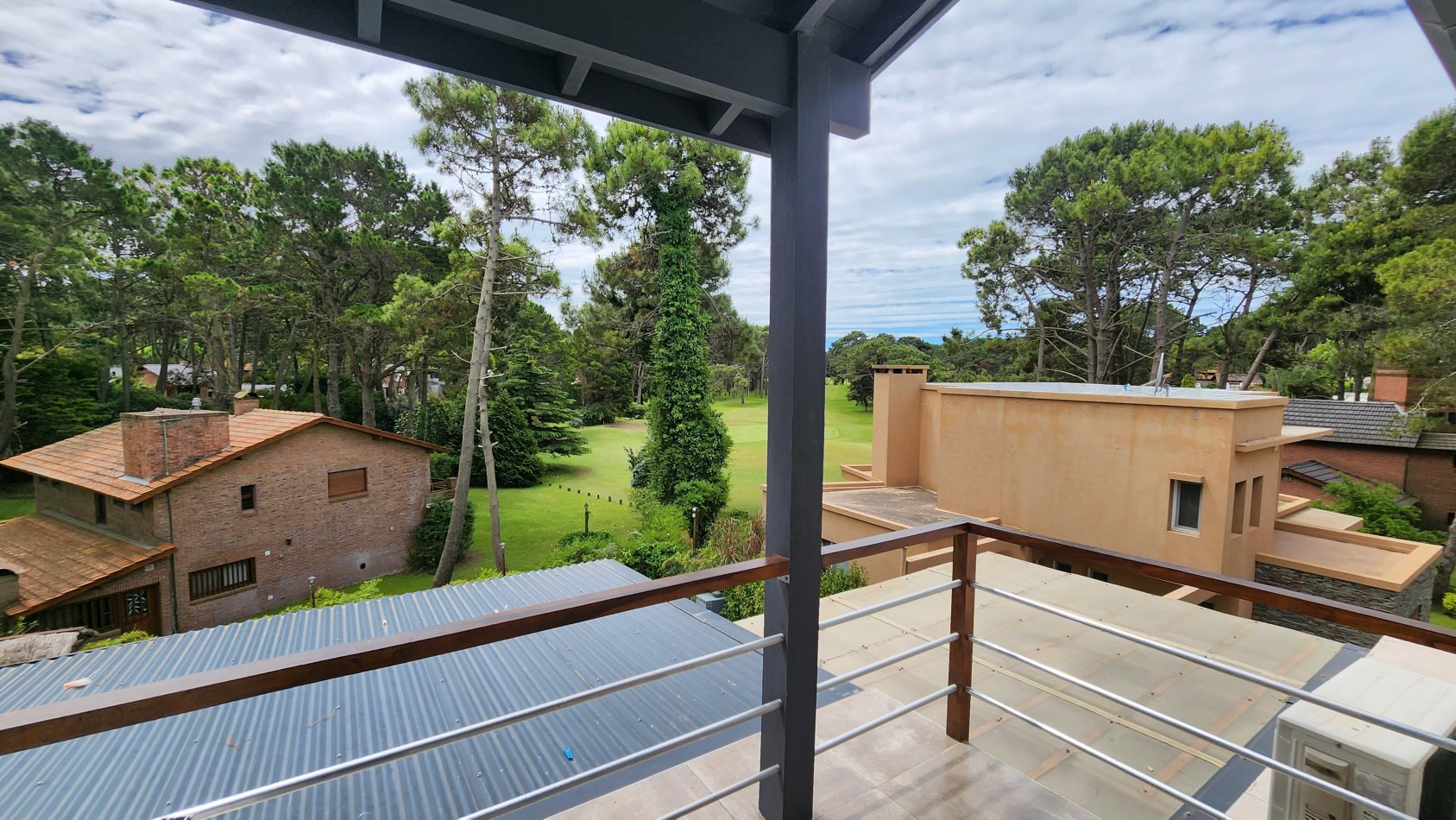 Casa de 4 plantas con vista al Golf y Piscina Climatizada.