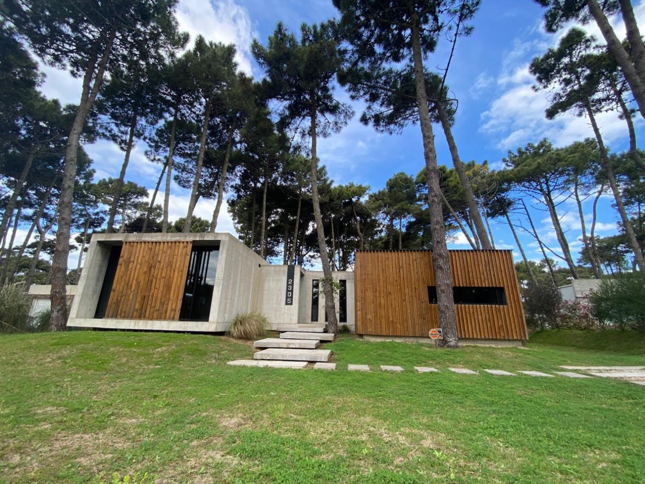 Casa de una planta con tres dormitorios. Pinamar