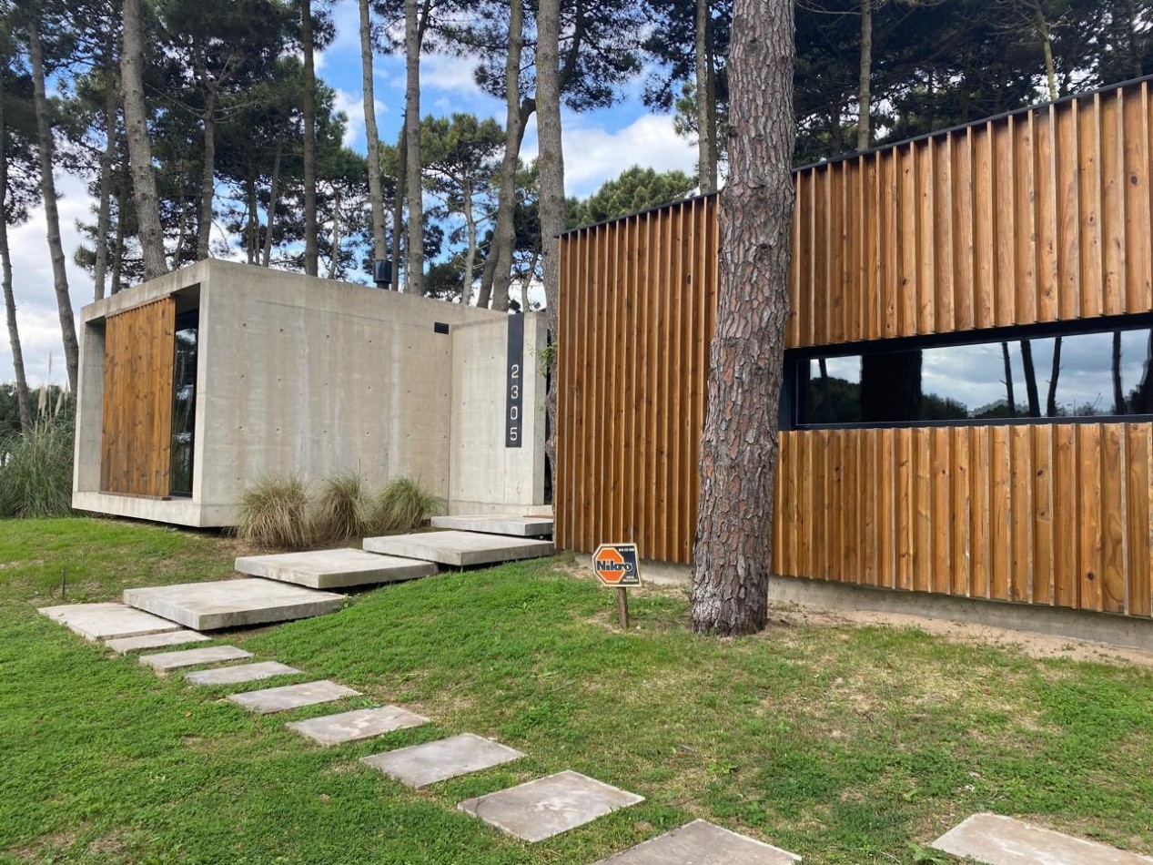 Casa de una planta con tres dormitorios. Pinamar