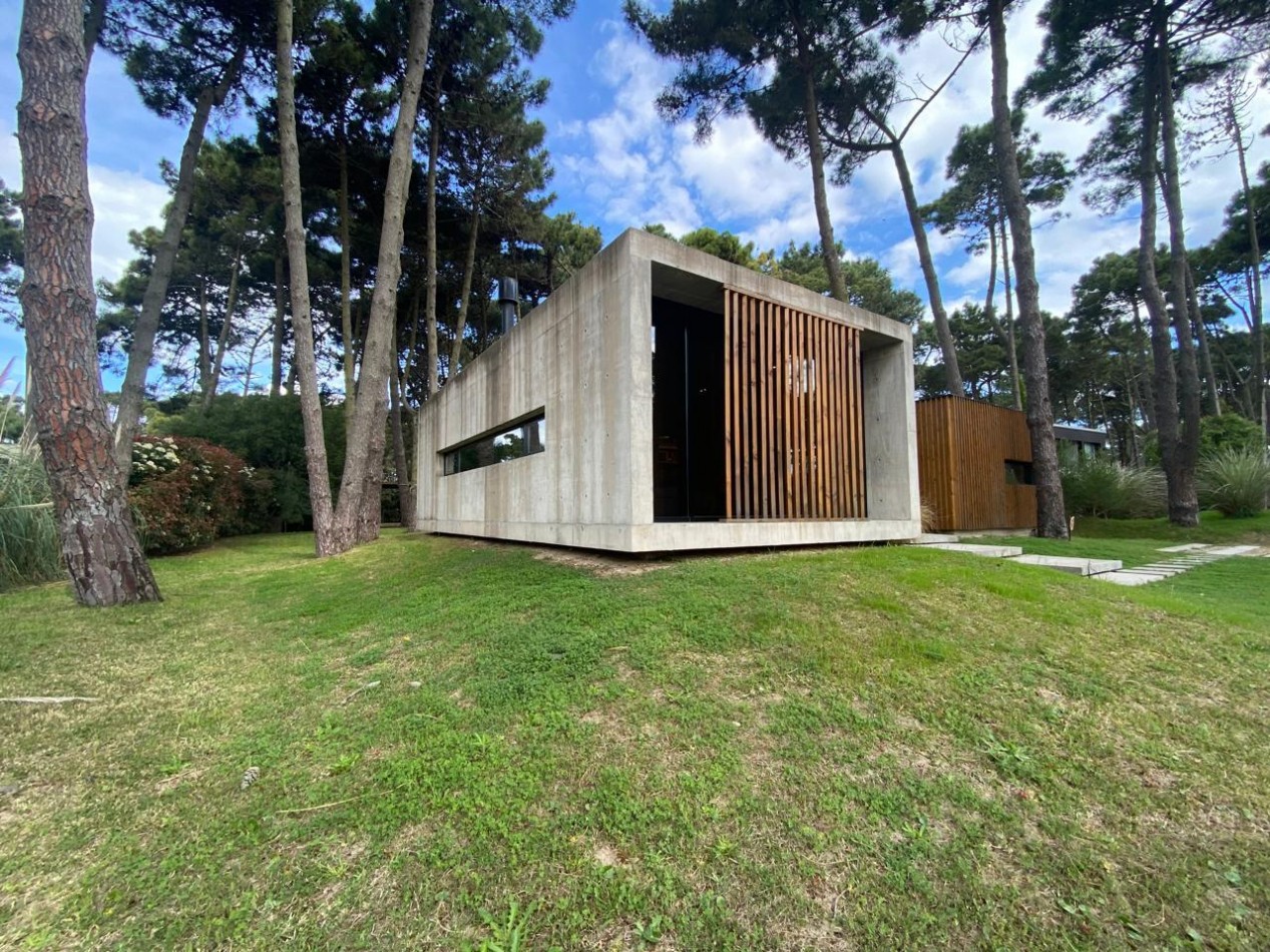 Casa de una planta con tres dormitorios. Pinamar