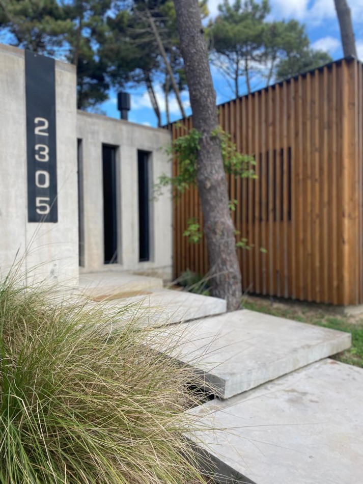 Casa de una planta con tres dormitorios. Pinamar