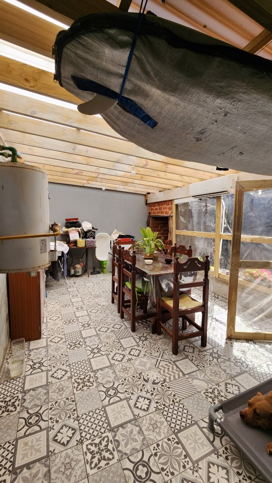 Departamento de 3 ambientes en planta baja con jardin y cochera.