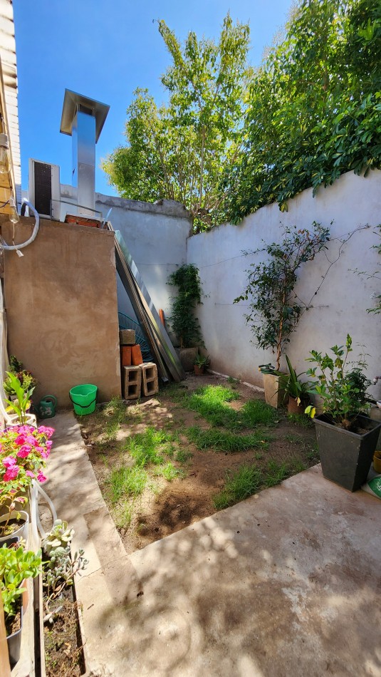 Departamento de 3 ambientes en planta baja con jardin y cochera.