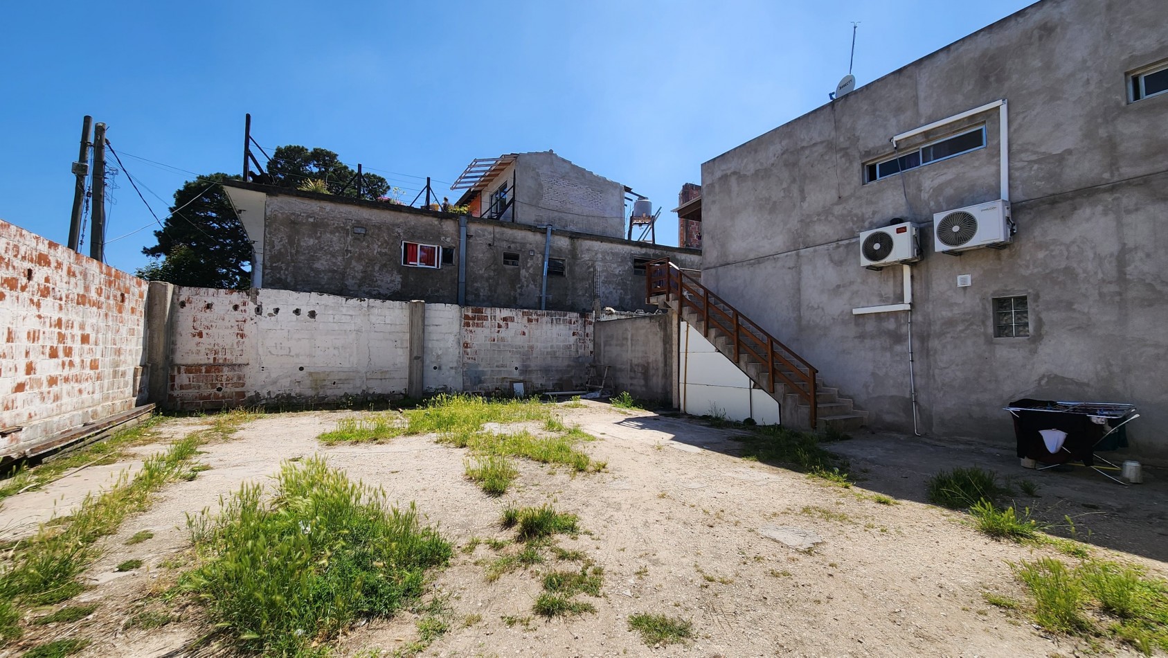 Departamento de 3 ambientes en planta baja con jardin y cochera.