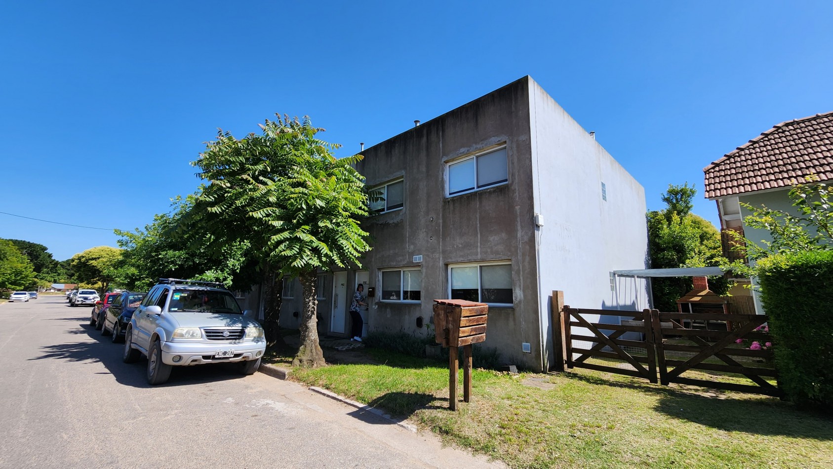 Departamento de 3 ambientes en planta baja con jardin y cochera.