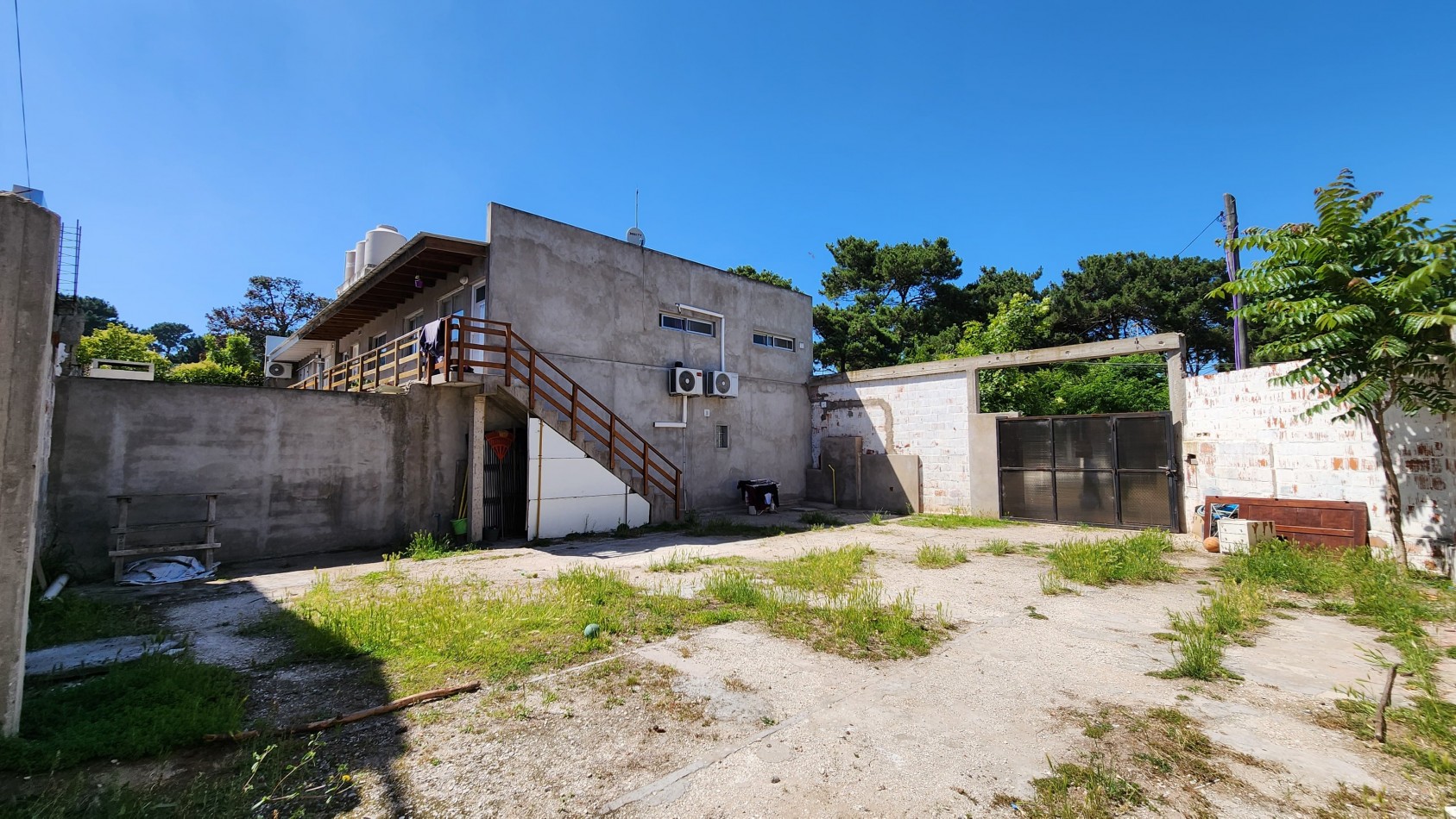 Departamento de 3 ambientes en planta baja con jardin y cochera.