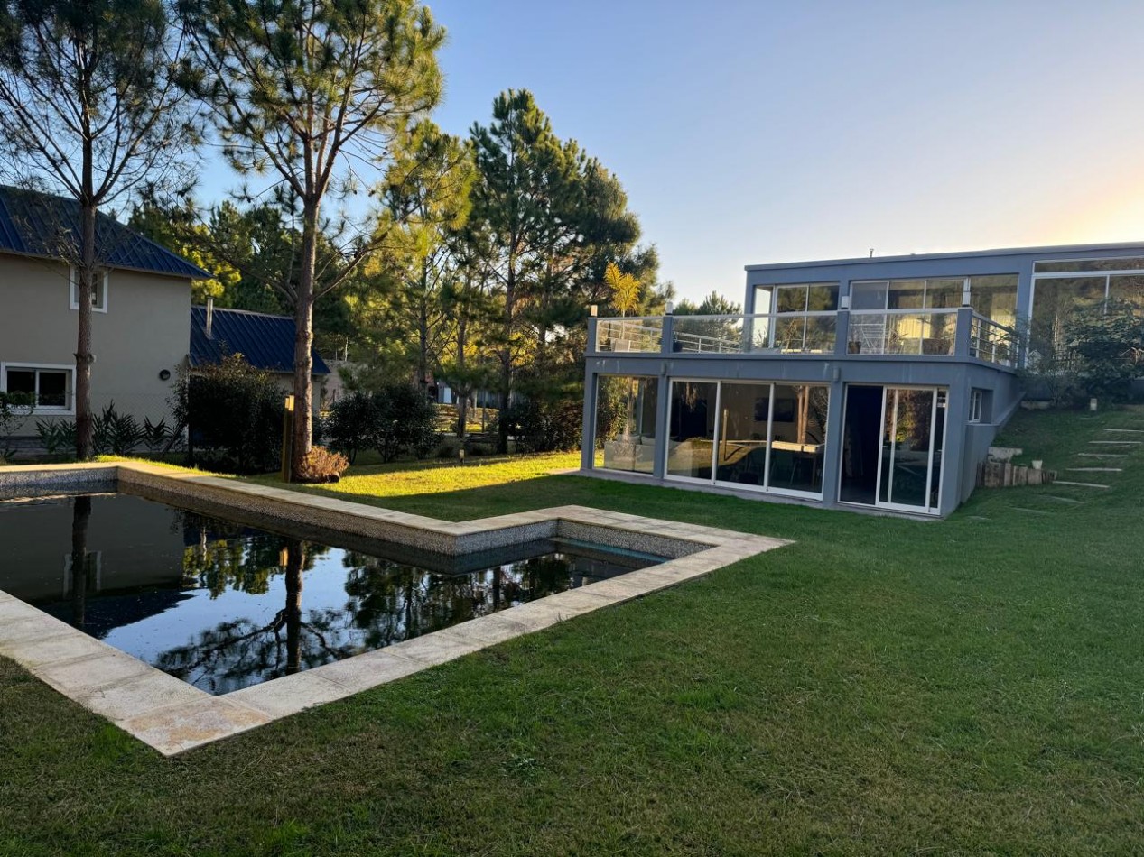 Casa en venta en Pinamar La Herradura 7 ambientes Galeria Terraza Piscina Garage