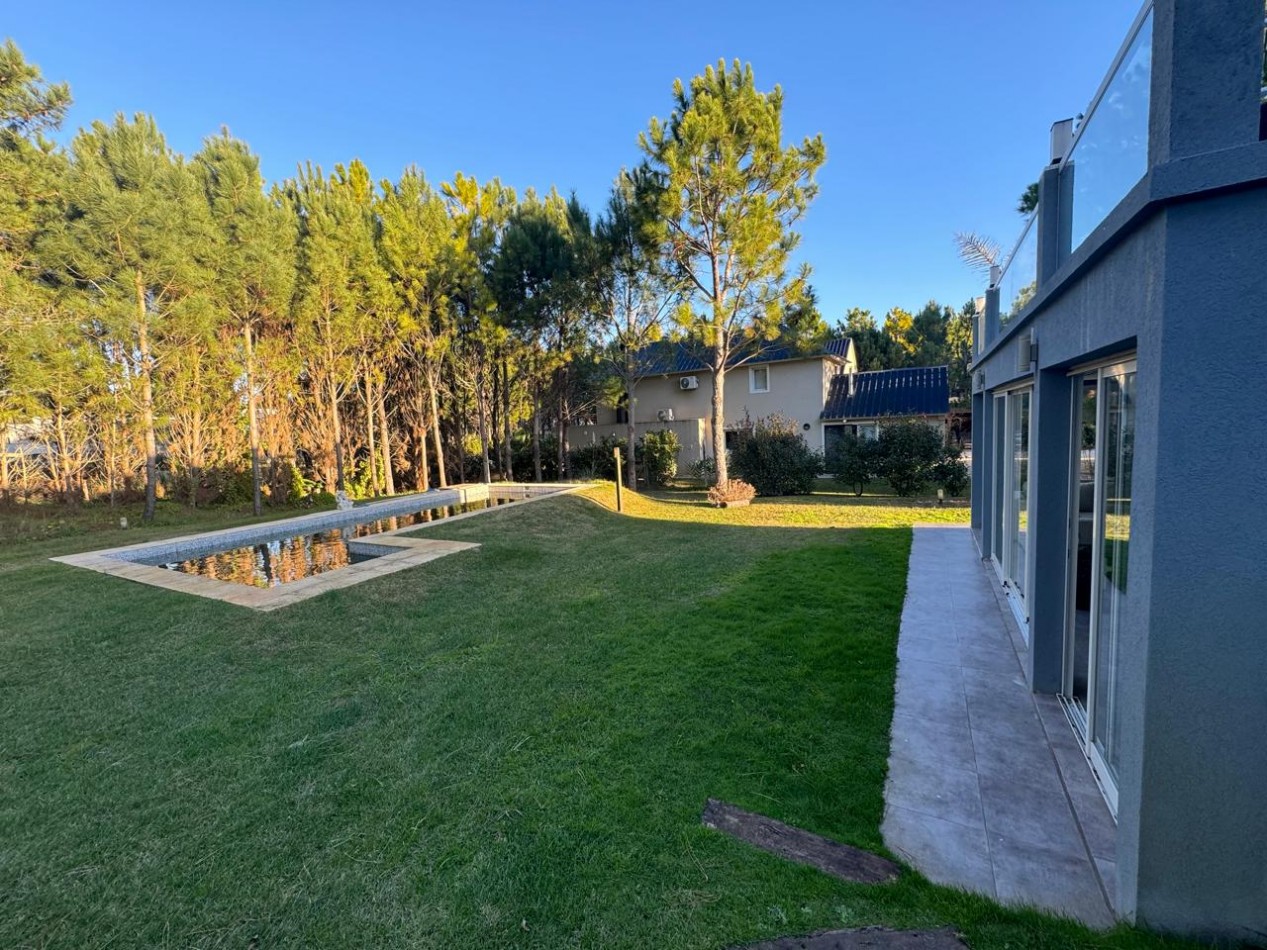 Casa en venta en Pinamar La Herradura 7 ambientes Galeria Terraza Piscina Garage