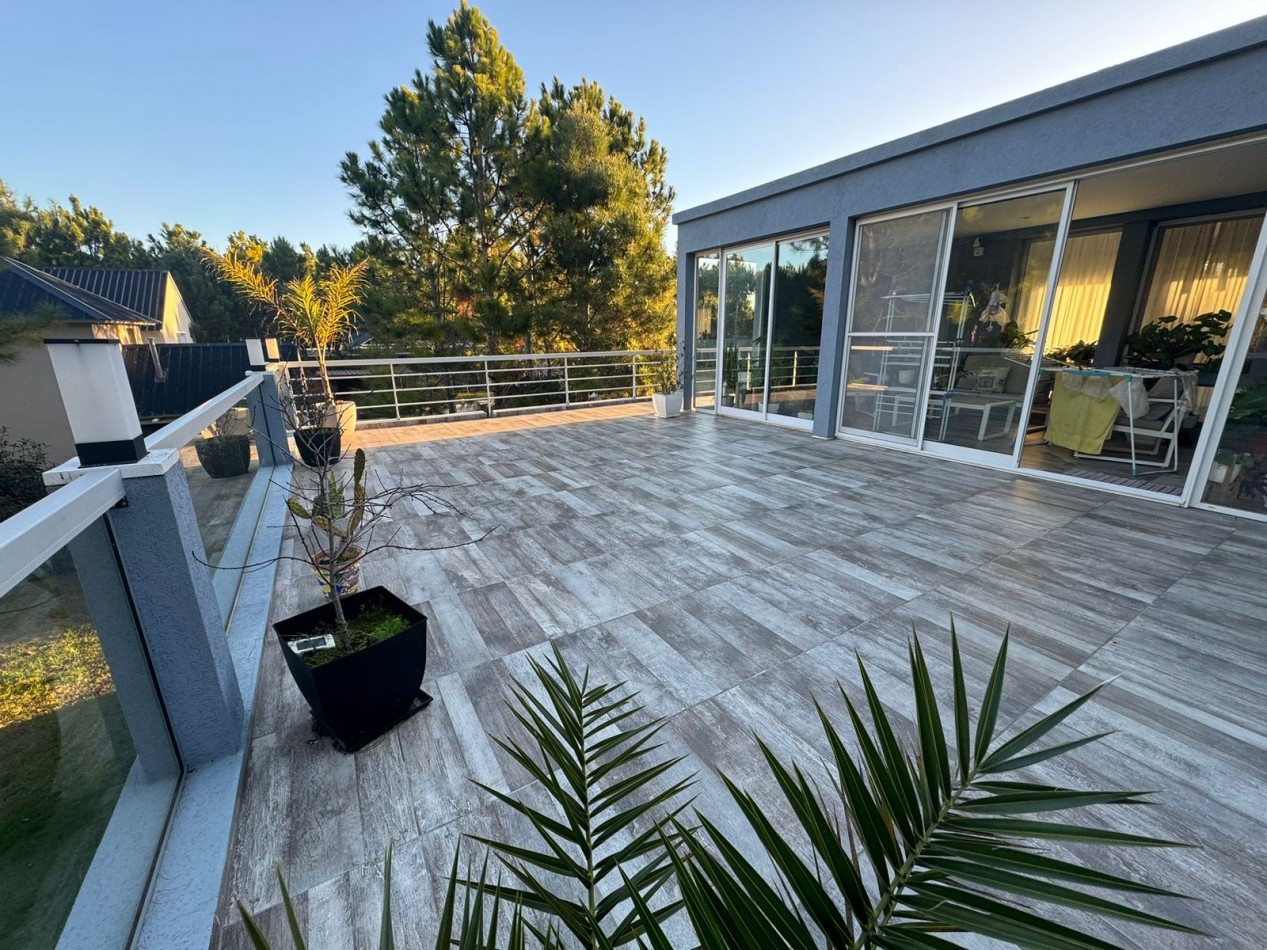 Casa en venta en Pinamar La Herradura 7 ambientes Galeria Terraza Piscina Garage