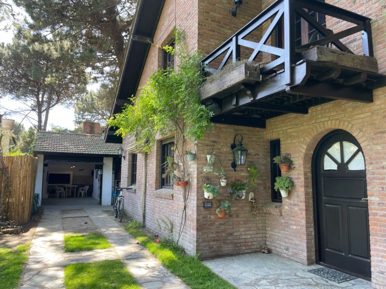 Casa de excelente calidad constructiva muy cerca del mar - Pinamar. 