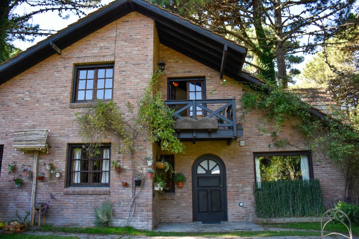 Casa de excelente calidad constructiva muy cerca del mar - Pinamar. 