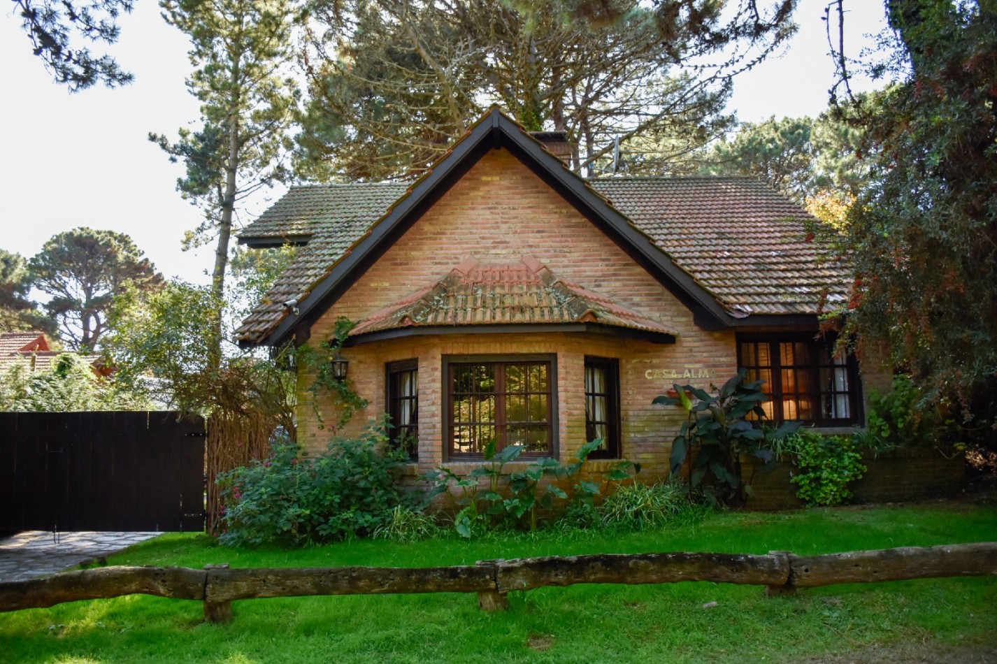 Casa de excelente calidad constructiva muy cerca del mar - Pinamar. 