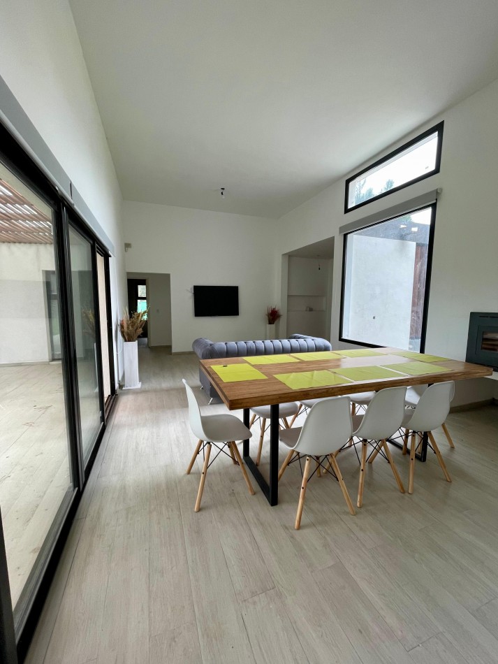 Casa en Venta en Pinamar A Estrenar Zona Nayades 4 ambientes + 2 Baños + Galeria Techada + Gas natural FINANCIA 50%
