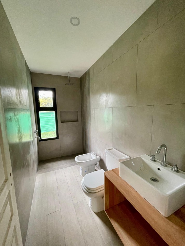 Casa en Venta en Pinamar A Estrenar Zona Nayades 4 ambientes + 2 Baños + Galeria Techada + Gas natural FINANCIA 50%