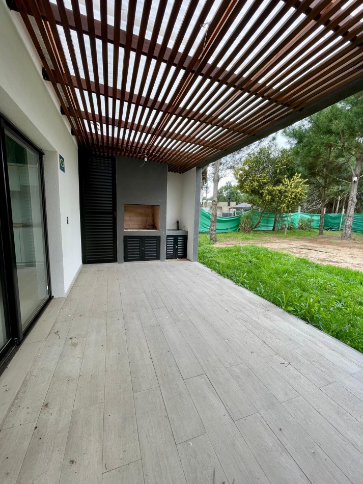 Casa en Venta en Pinamar A Estrenar Zona Nayades 4 ambientes + 2 Baños + Galeria Techada + Gas natural FINANCIA 50%