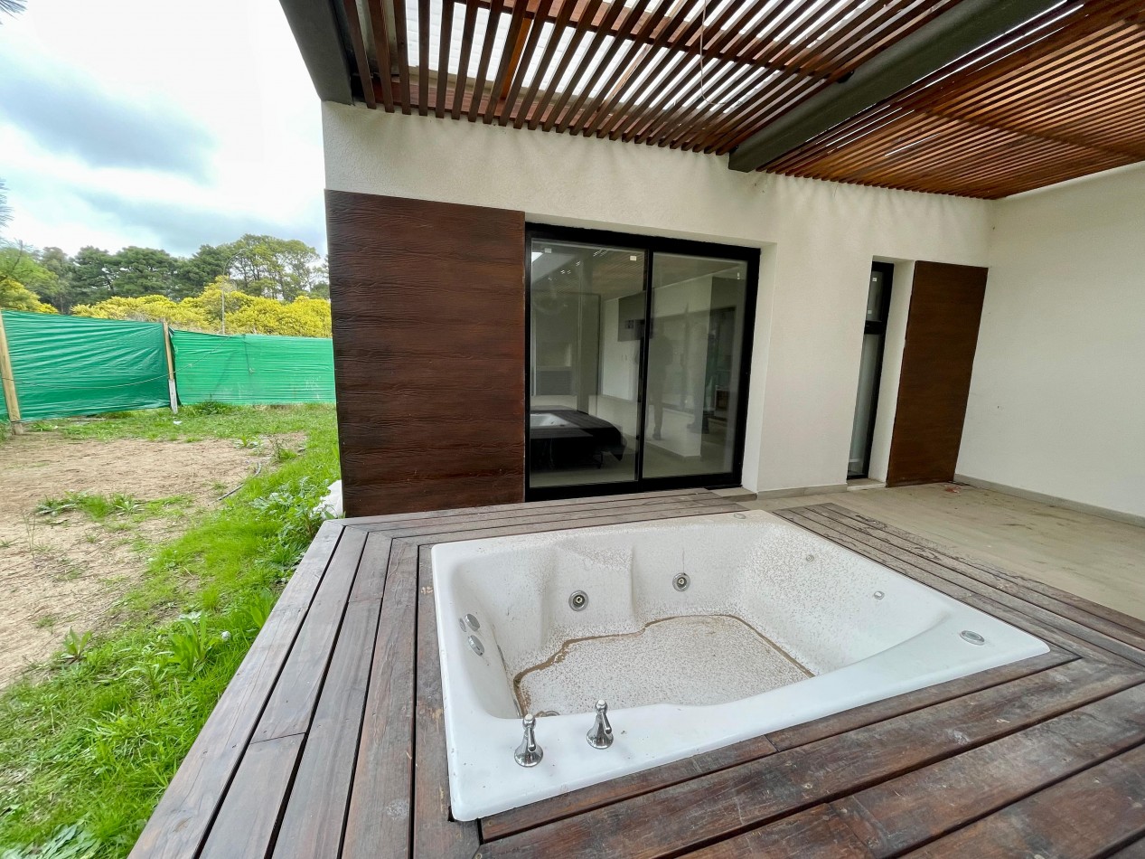 Casa en Venta en Pinamar A Estrenar Zona Nayades 4 ambientes + 2 Baños + Galeria Techada + Gas natural FINANCIA 50%
