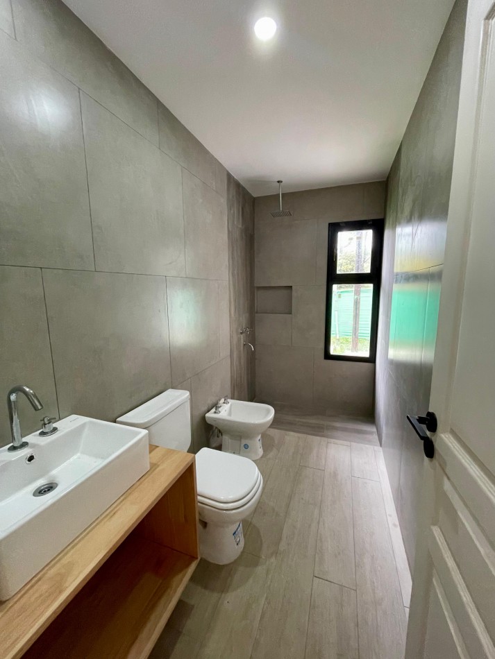 Casa en Venta en Pinamar A Estrenar Zona Nayades 4 ambientes + 2 Baños + Galeria Techada + Gas natural FINANCIA 50%