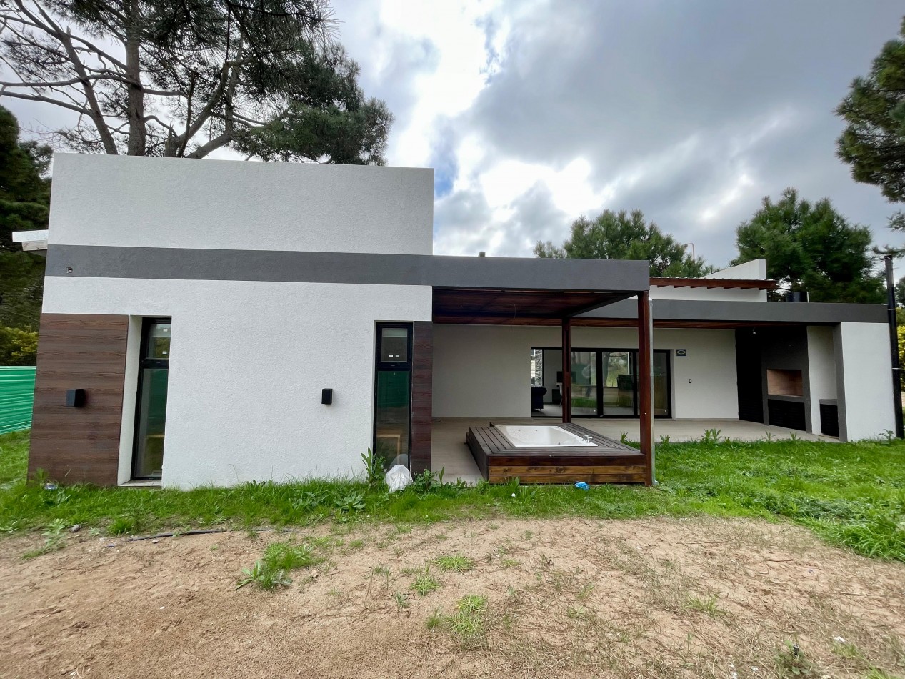 Casa en Venta en Pinamar A Estrenar Zona Nayades 4 ambientes + 2 Baños + Galeria Techada + Gas natural FINANCIA 50%