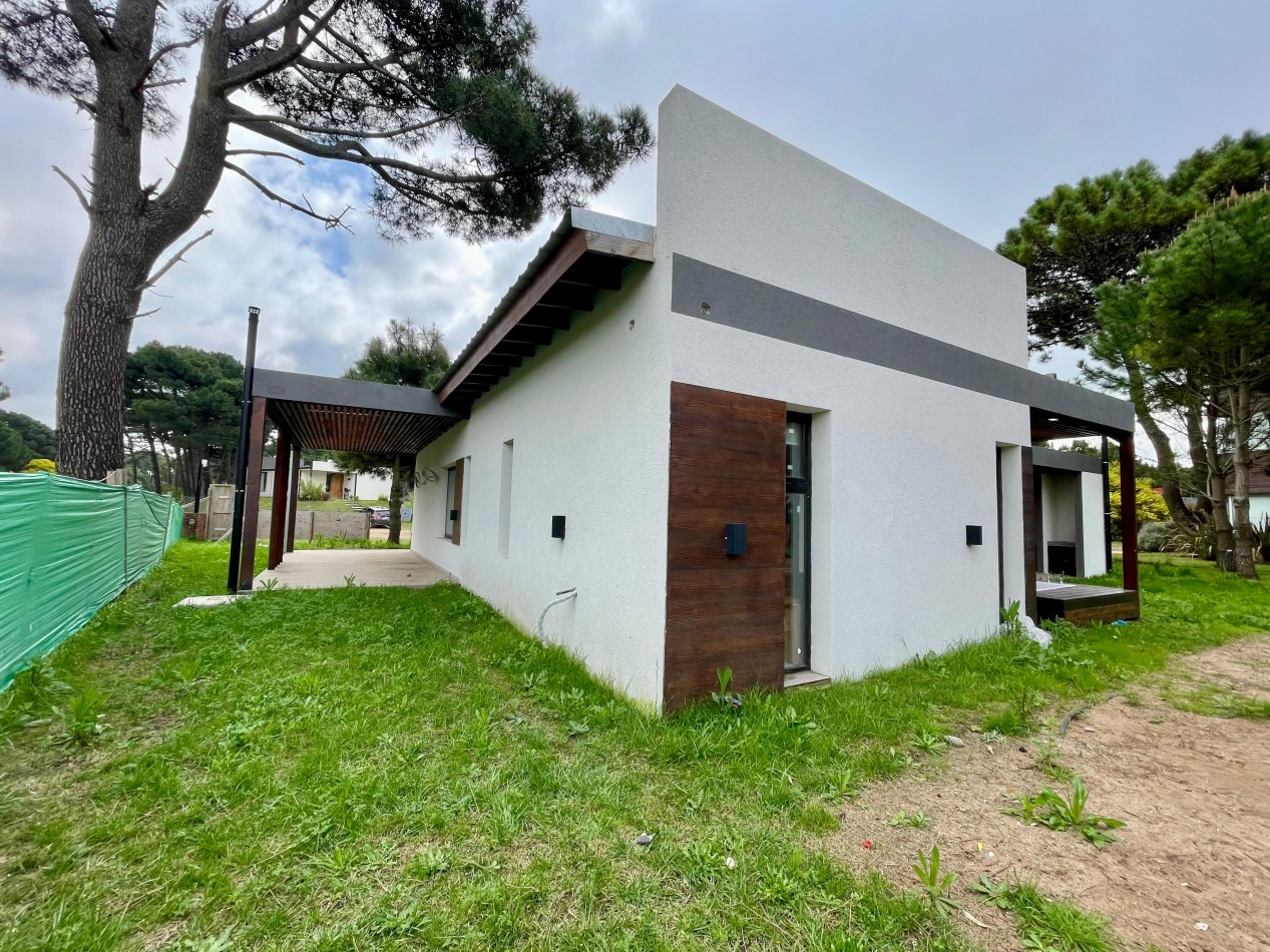 Casa en Venta en Pinamar A Estrenar Zona Nayades 4 ambientes + 2 Baños + Galeria Techada + Gas natural FINANCIA 50%
