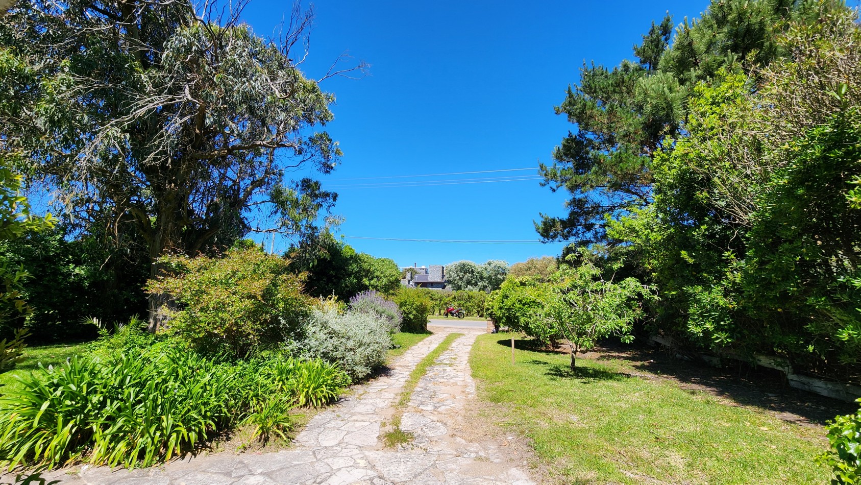 Casa en Venta Pinamar Zona Iglesia A 200 mts del Mar 4 Dormitorios Terraza Garage Jardin Garaje Gas natural