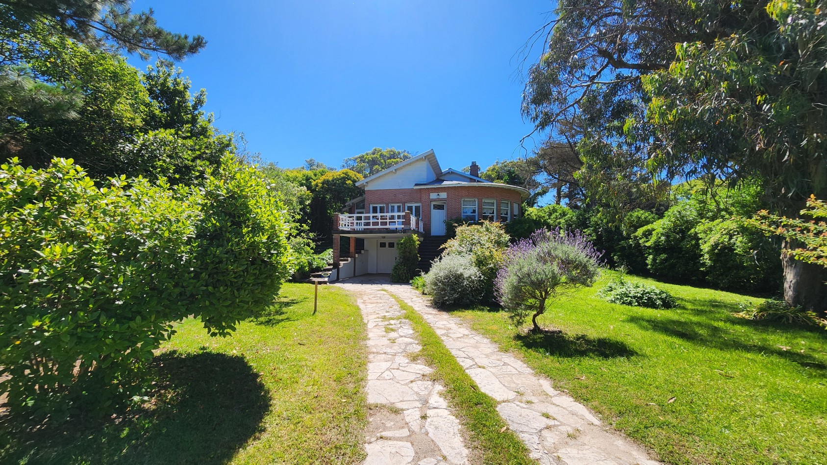 Casa en Venta Pinamar Zona Iglesia A 200 mts del Mar 4 Dormitorios Terraza Garage Jardin Garaje Gas natural