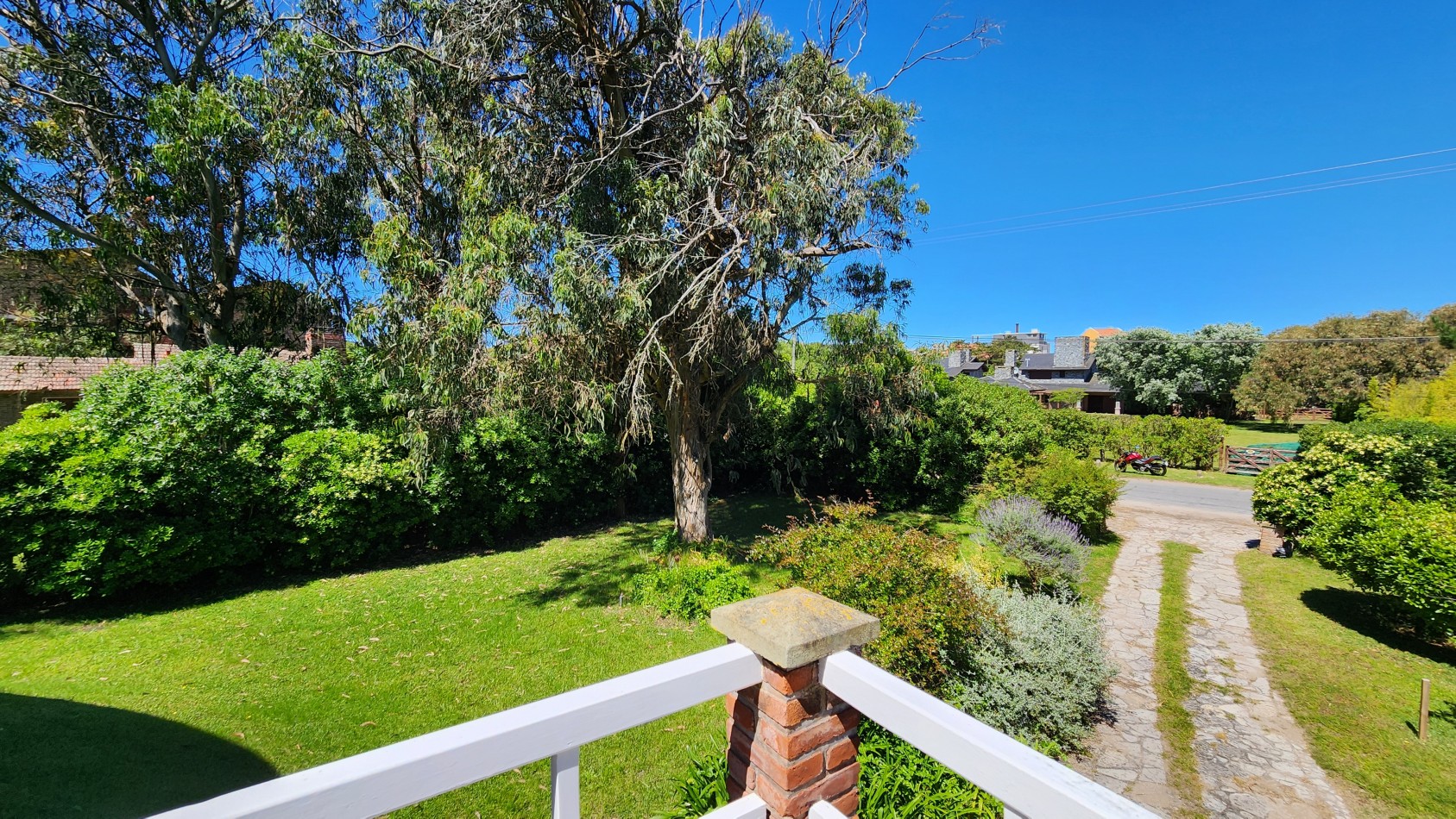 Casa en Venta Pinamar Zona Iglesia A 200 mts del Mar 4 Dormitorios Terraza Garage Jardin Garaje Gas natural