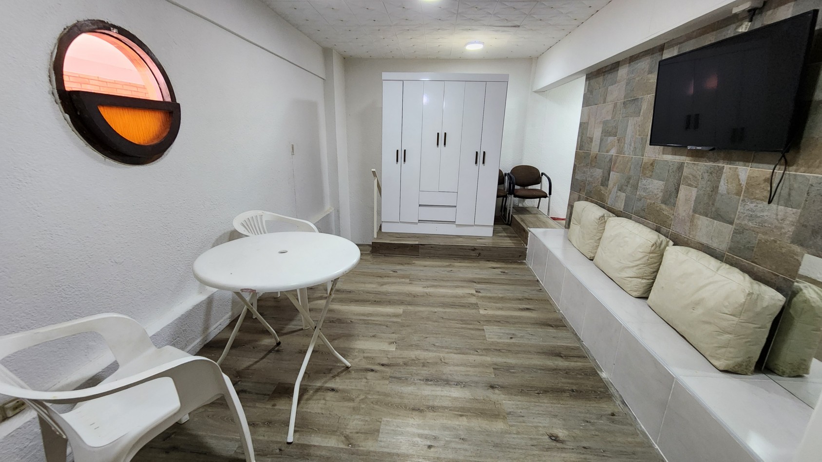 Local + Vivienda en Venta Pinamar Centro Edificio San Sebastian 35 m2 Gas natural Refaccionado