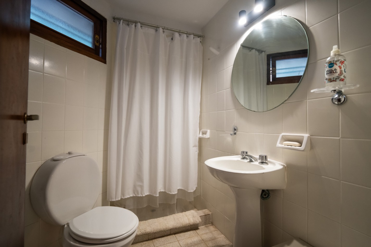 Casa en venta Pinamar zona Golf 5 ambientes + dependencia + departamento y gas natural