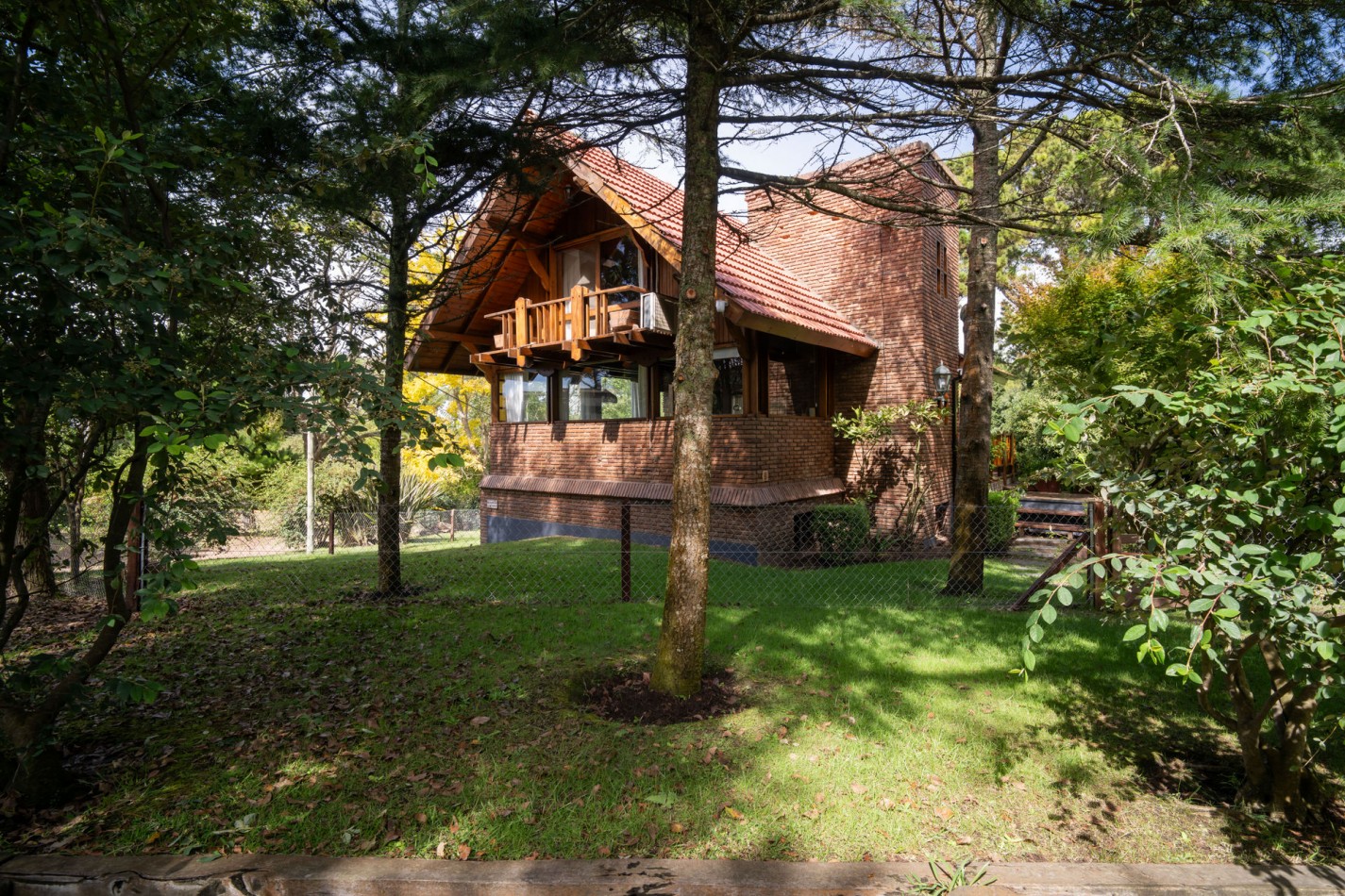 Casa en venta Pinamar zona Golf 5 ambientes + dependencia + departamento y gas natural