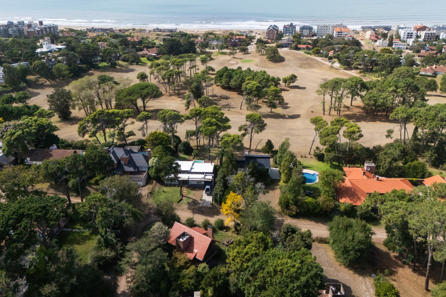 Casa en venta Pinamar zona Golf 5 ambientes + dependencia + departamento y gas natural