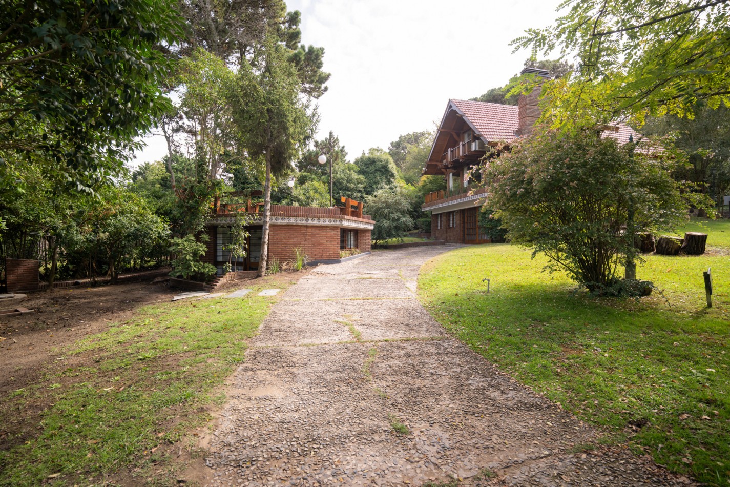 Casa en venta Pinamar zona Golf 5 ambientes + dependencia + departamento y gas natural