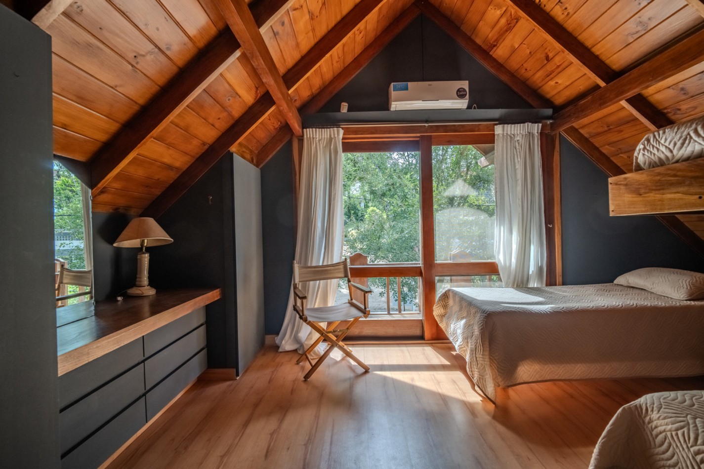 Casa en venta Pinamar zona Golf 5 ambientes + dependencia + departamento y gas natural