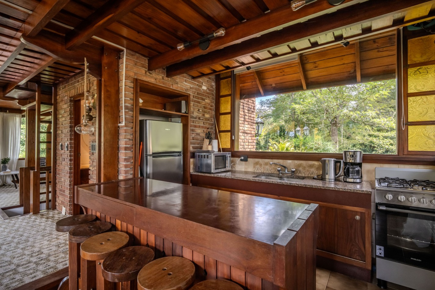 Casa en venta Pinamar zona Golf 5 ambientes + dependencia + departamento y gas natural