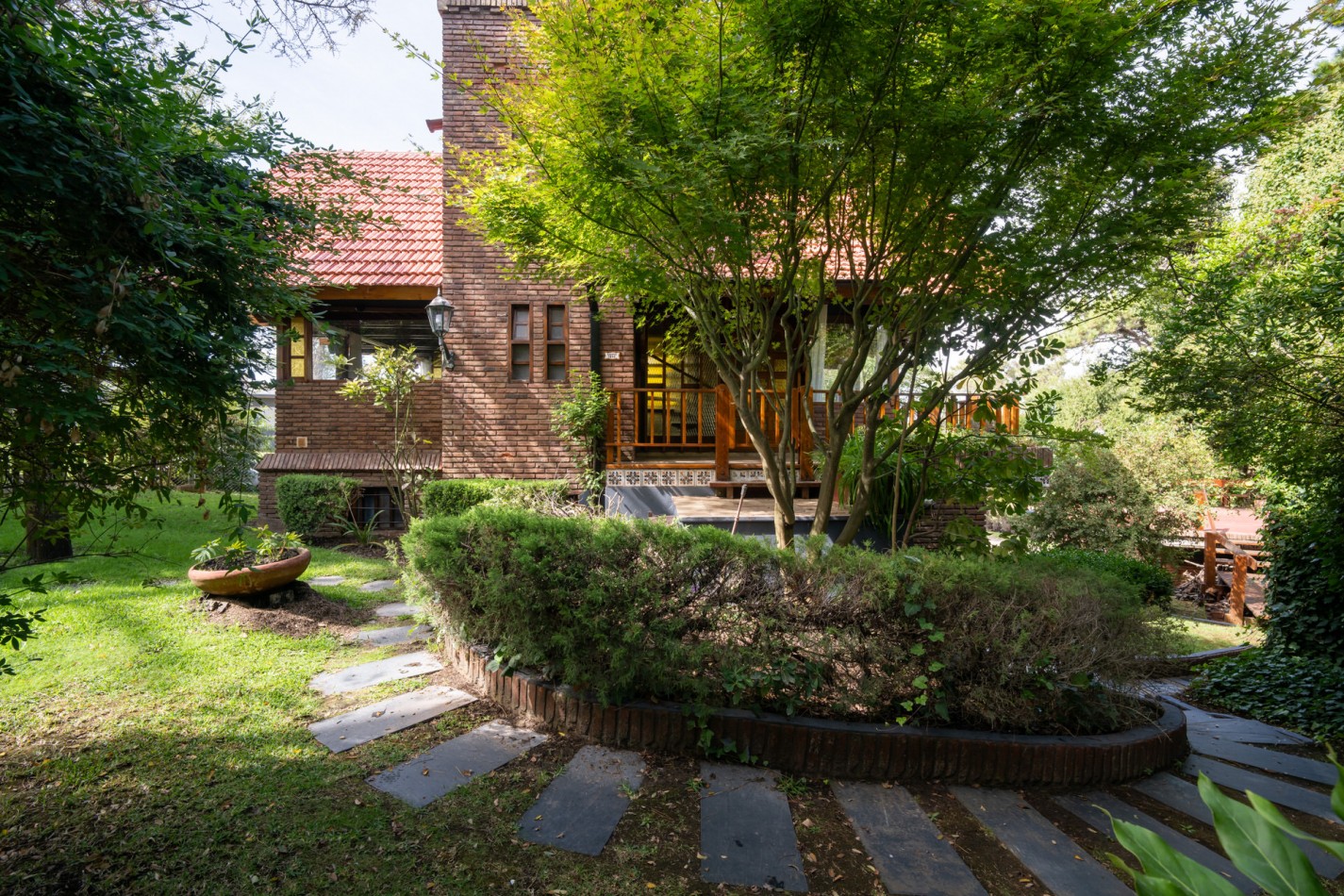 Casa en venta Pinamar zona Golf 5 ambientes + dependencia + departamento y gas natural